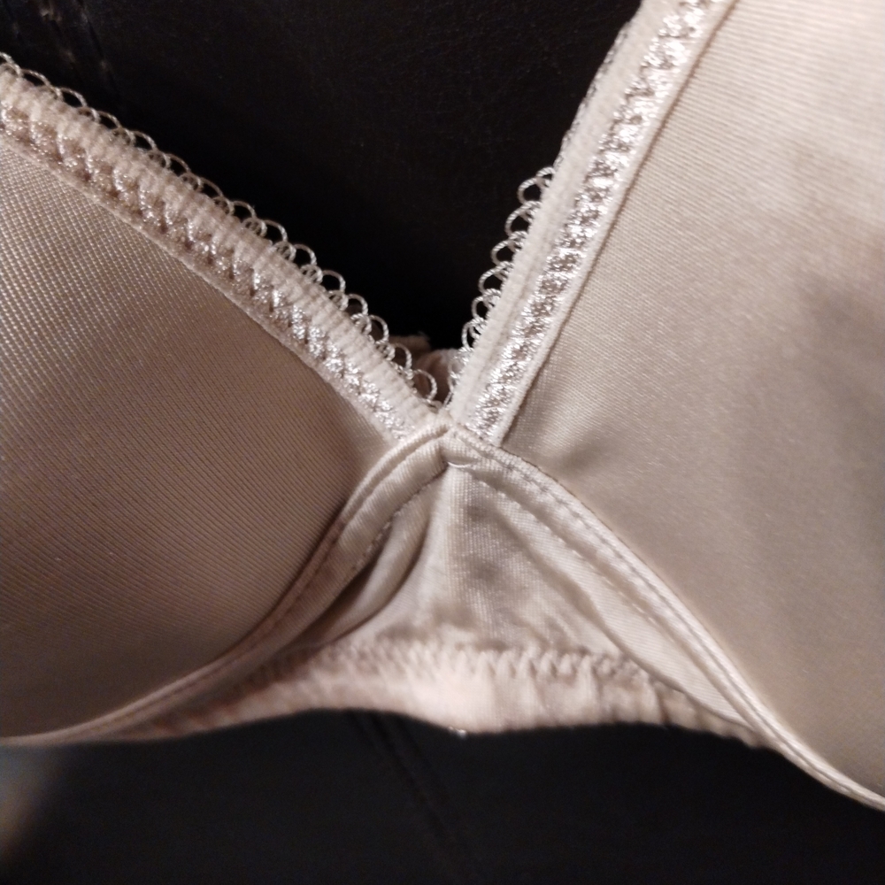Wacoal Cream Bra.  34C - Picture 2 of 9